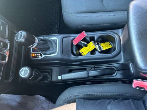 Used 2018 Jeep Wrangler Unlimited Sport S AWD/4WD image 32