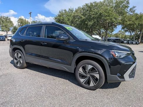 Used 2025 Volkswagen Taos SE AWD/4WD image 1
