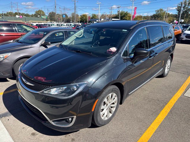 Used 2017 Chrysler Pacifica Touring-L FWD image 1