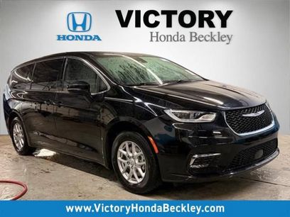 Used 2025 Chrysler Pacifica Select