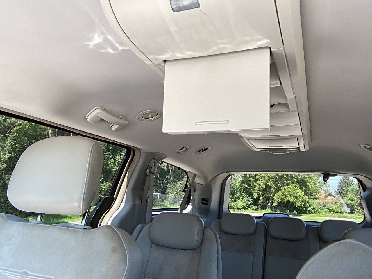 Used 2010 Chrysler Town & Country Limited FWD image 10