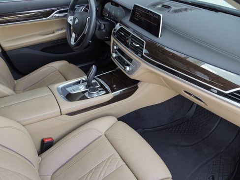 Used 2021 BMW 740i w/ Premium Package RWD image 7