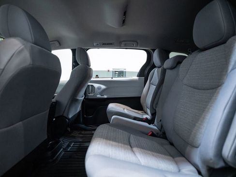 Used 2025 Toyota Sienna LE AWD/4WD image 32