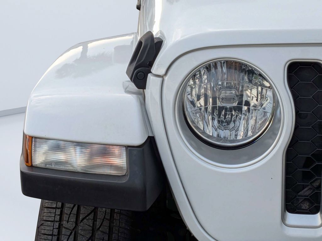 Used 2021 Jeep Gladiator Overland AWD/4WD image 11