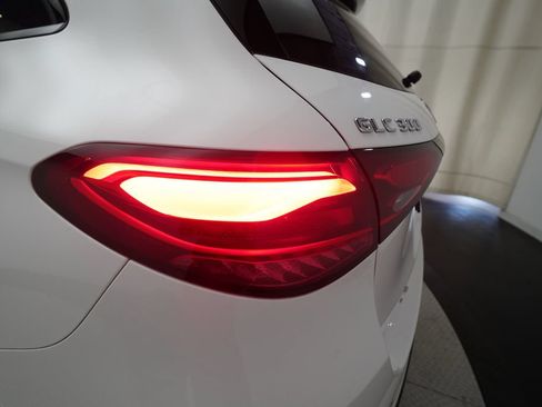 Used 2025 Mercedes-Benz GLC 300 4MATIC image 33