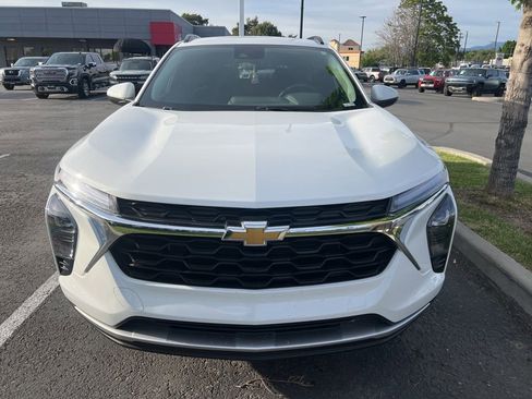 Used 2025 Chevrolet Trax LT w/ LT Convenience Package FWD image 1