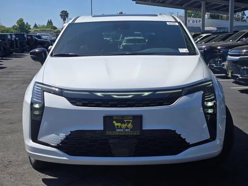 New 2027 Chrysler Pacifica Limited FWD image 2