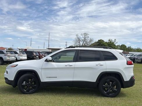 Used 2018 Jeep Cherokee Latitude w/ Altitude Package FWD image 14