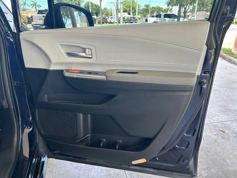 Used 2025 Toyota Sienna XLE FWD image 30