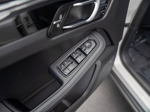 Used 2026 Porsche Macan AWD/4WD image 18
