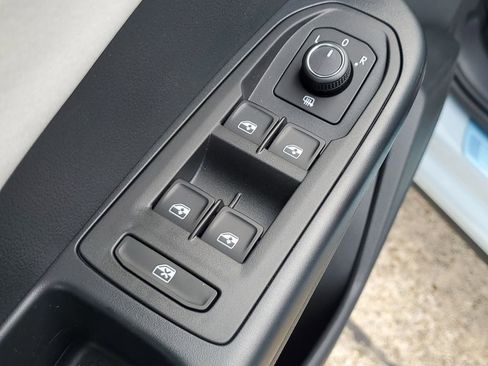 New 2026 Volkswagen Taos SE FWD image 18