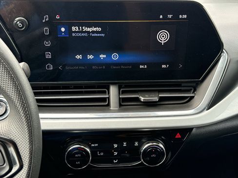 Used 2025 Chevrolet Trax LT FWD image 20