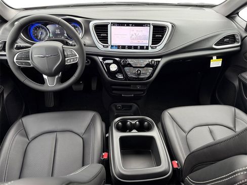 New 2026 Chrysler Pacifica Select image 10