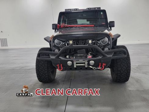 Used 2018 Jeep Wrangler Unlimited Rubicon w/ Connectivity Group image 3