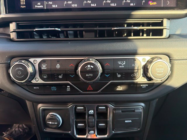 Used 2024 Jeep Wrangler Unlimited Sahara AWD/4WD image 22