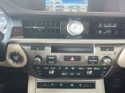 Used 2016 Lexus ES 350 w/ Luxury Package w/Wood Trim FWD image 8