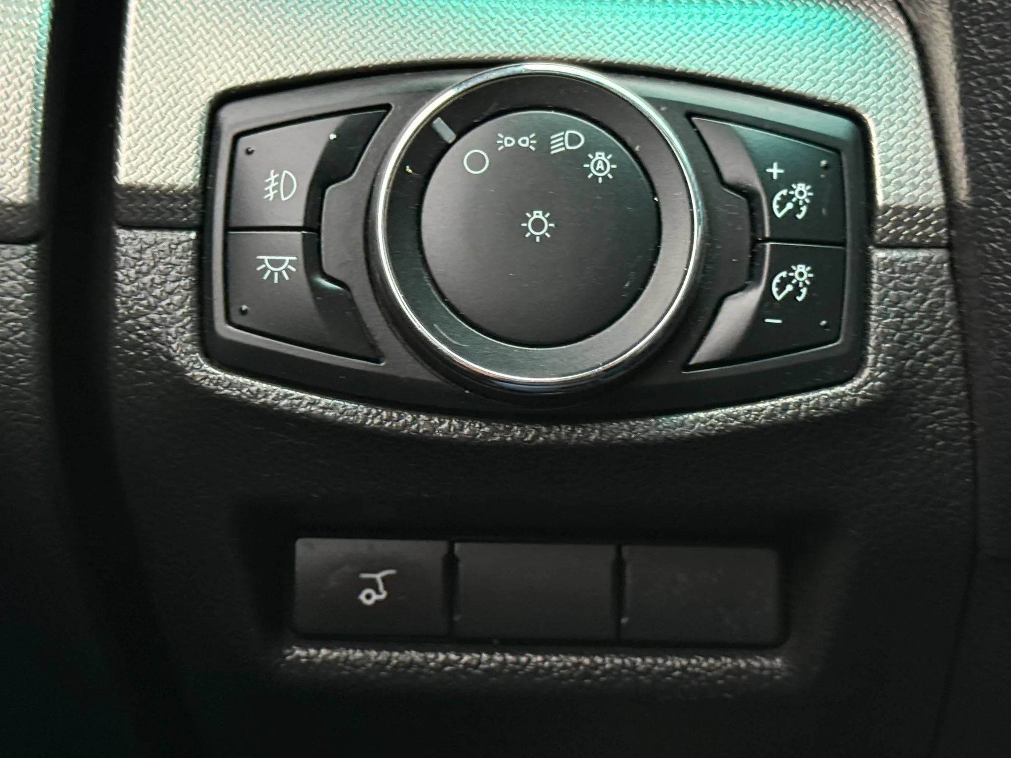 Used 2015 Ford Explorer XLT w/ Equipment Group 202B FWD image 30