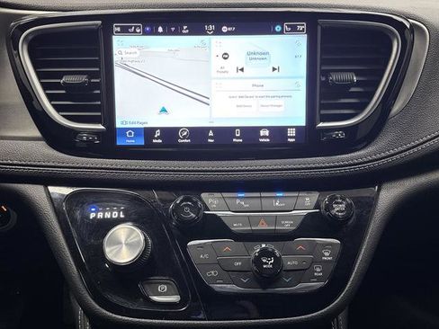 Used 2022 Chrysler Pacifica Limited w/ Uconnect Theater Family Group image 9