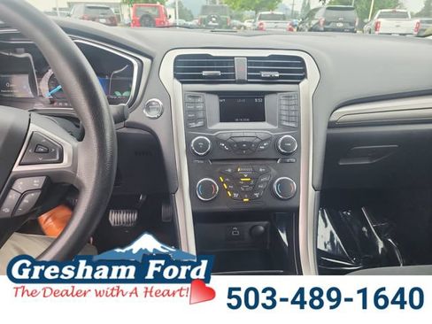 Used 2017 Ford Fusion SE FWD image 21