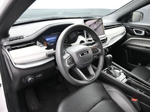 Used 2025 Jeep Compass Limited image 17