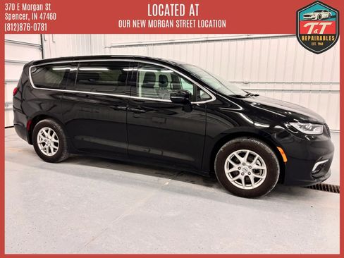 Used 2024 Chrysler Pacifica Touring-L FWD image 11