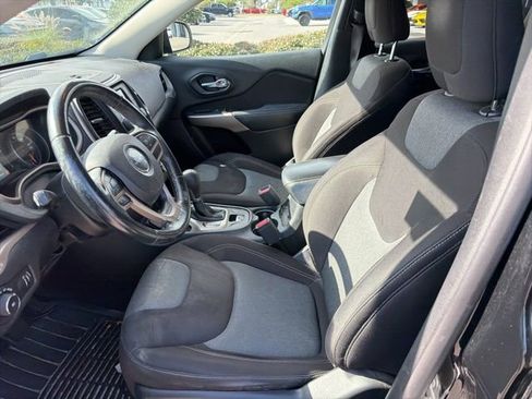 Used 2018 Jeep Cherokee Latitude w/ Altitude Package image 6