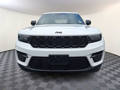 Used 2023 Jeep Grand Cherokee Altitude AWD/4WD image 5