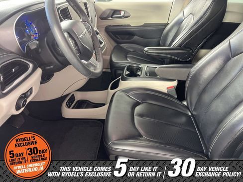 Used 2023 Chrysler Pacifica Touring-L FWD image 16