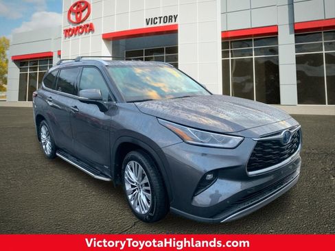 Used 2024 Toyota Highlander Platinum image 1