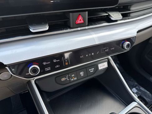 New 2026 Kia Carnival FWD image 8