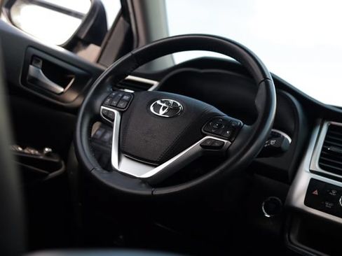 Used 2019 Toyota Highlander XLE AWD/4WD image 25