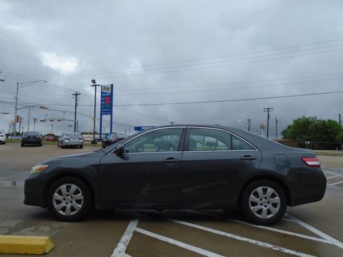 Used 2011 Toyota Camry LE image 2