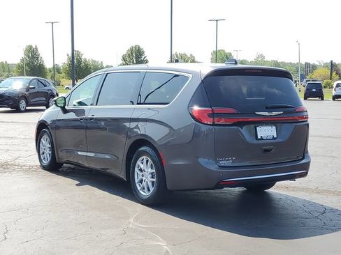 Used 2023 Chrysler Pacifica Touring-L FWD image 4