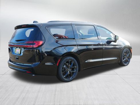 New 2026 Chrysler Pacifica Select image 7