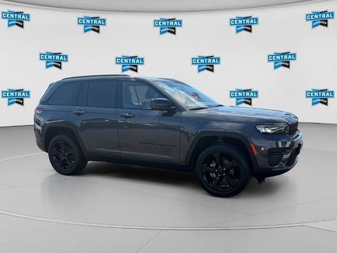Used 2023 Jeep Grand Cherokee Altitude AWD/4WD image 8