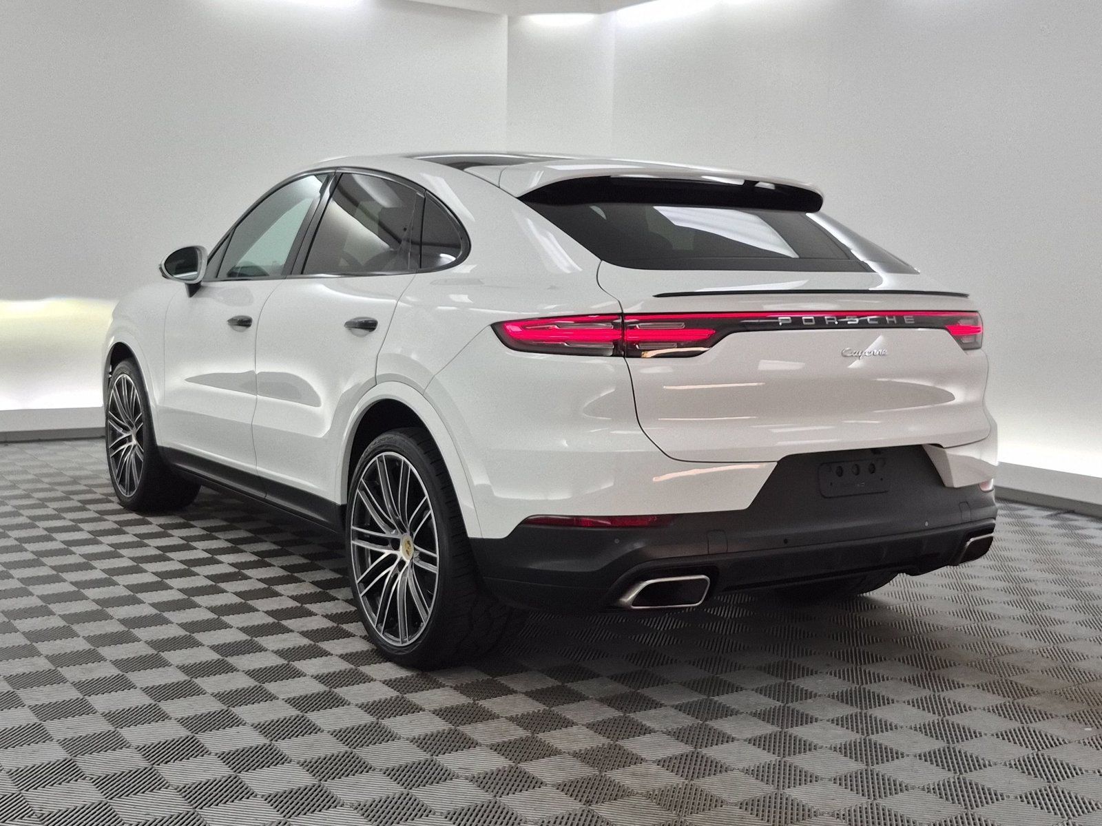 Used 2023 Porsche Cayenne Coupe AWD/4WD image 3