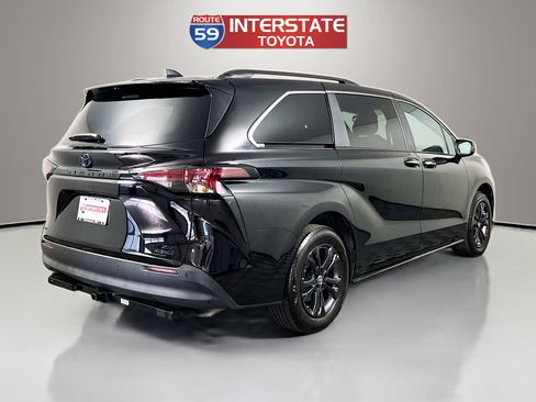 Used 2024 Toyota Sienna XLE Woodland Edition image 7