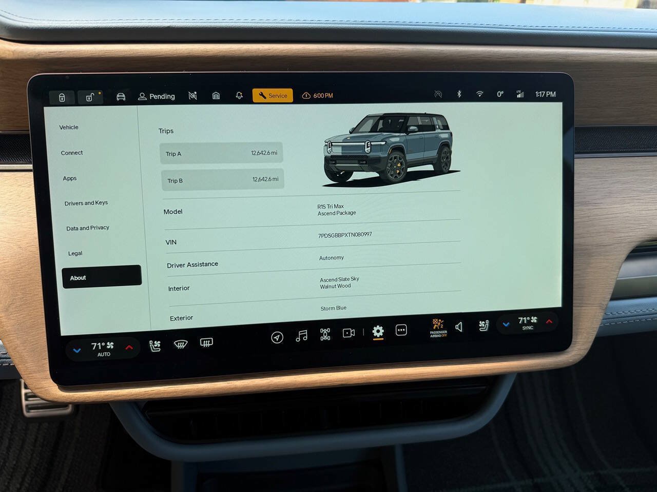 Used 2026 Rivian R1S Premium Tri AWD/4WD image 9