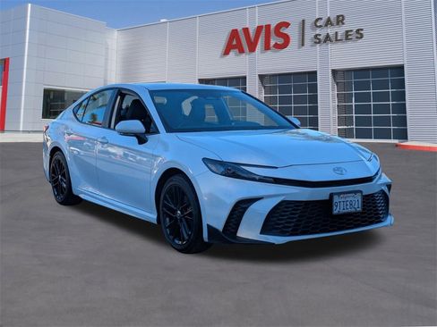 Used 2025 Toyota Camry SE image 3