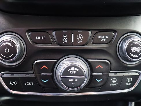 Used 2021 Jeep Cherokee Trailhawk w/ Premium Leather Package AWD/4WD image 45