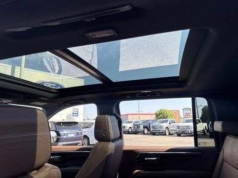 Used 2025 Chevrolet Suburban High Country AWD/4WD image 23