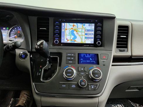 Used 2018 Toyota Sienna XLE image 21