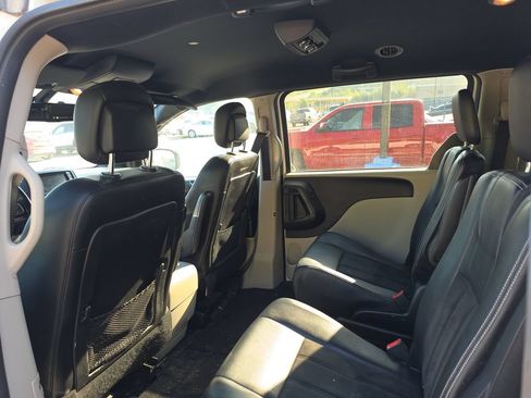 Used 2019 Dodge Grand Caravan SXT FWD image 14