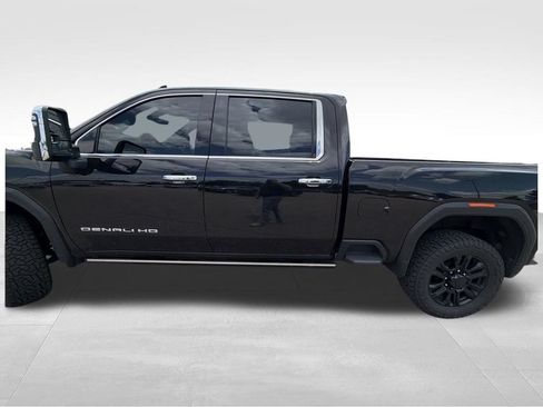 Used 2023 GMC Sierra 2500 Denali w/ Denali Black Diamond Edition AWD/4WD image 3