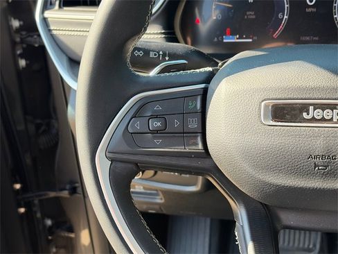 Used 2023 Jeep Grand Cherokee L Laredo image 24