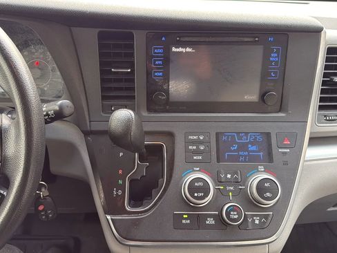 Used 2017 Toyota Sienna LE image 18