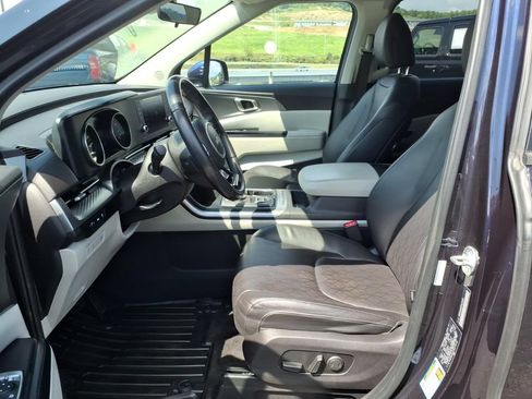 Used 2023 Kia Carnival LX FWD image 10
