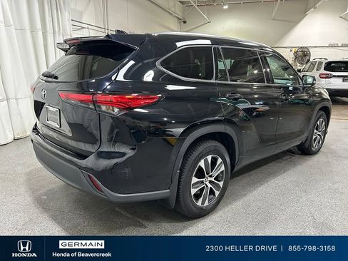 Used 2020 Toyota Highlander XLE AWD/4WD image 8