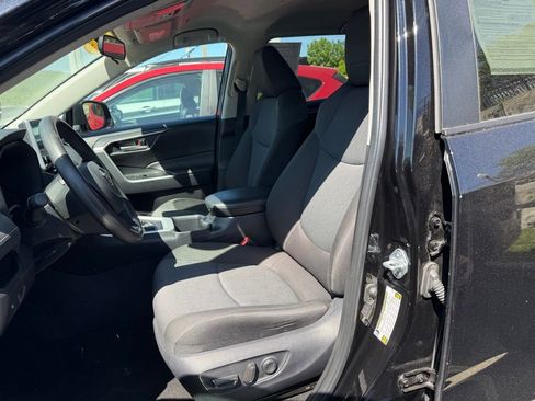 Used 2025 Toyota RAV4 XLE AWD/4WD image 8
