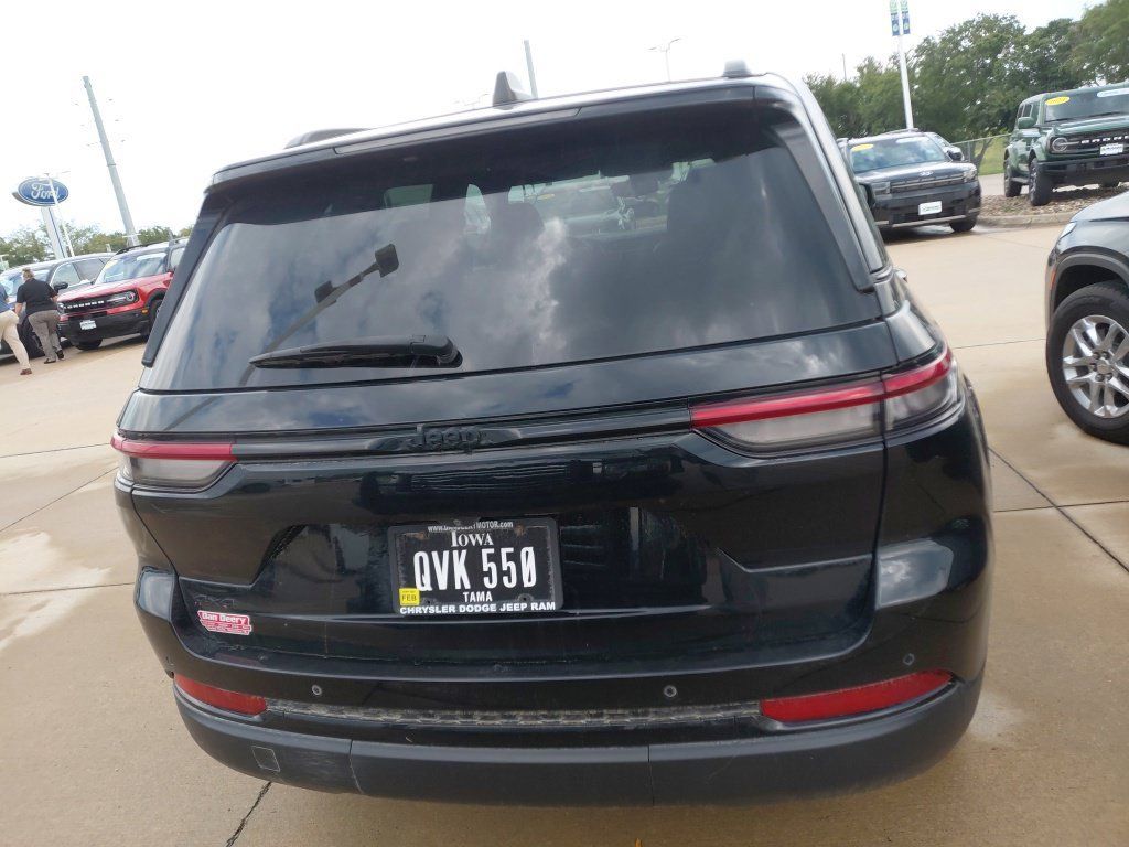 Used 2023 Jeep Grand Cherokee Altitude AWD/4WD image 5